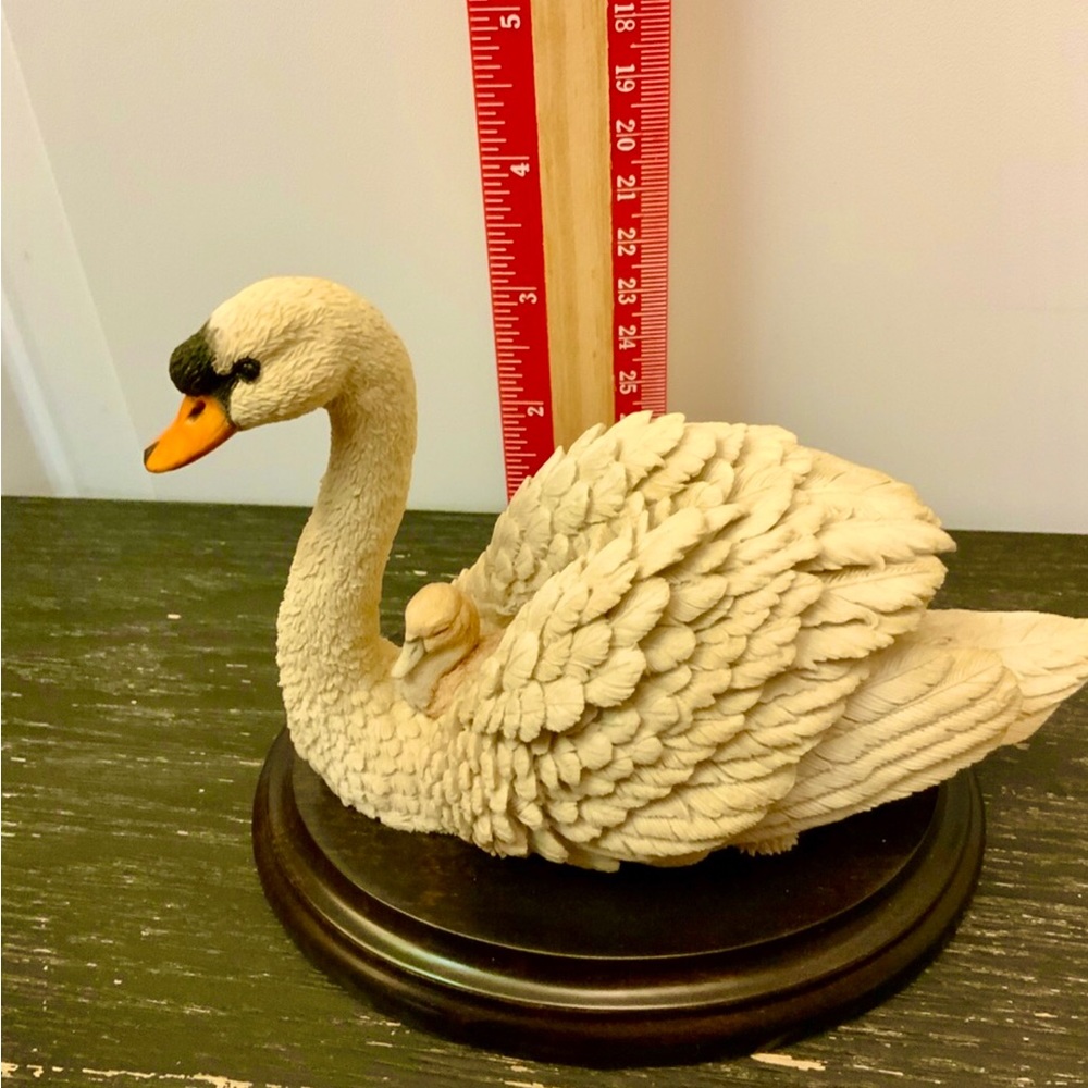 Vintage Country Artists Swan and Baby Cygnet Collector Statue Figurine w Stand - Picture 2 of 7